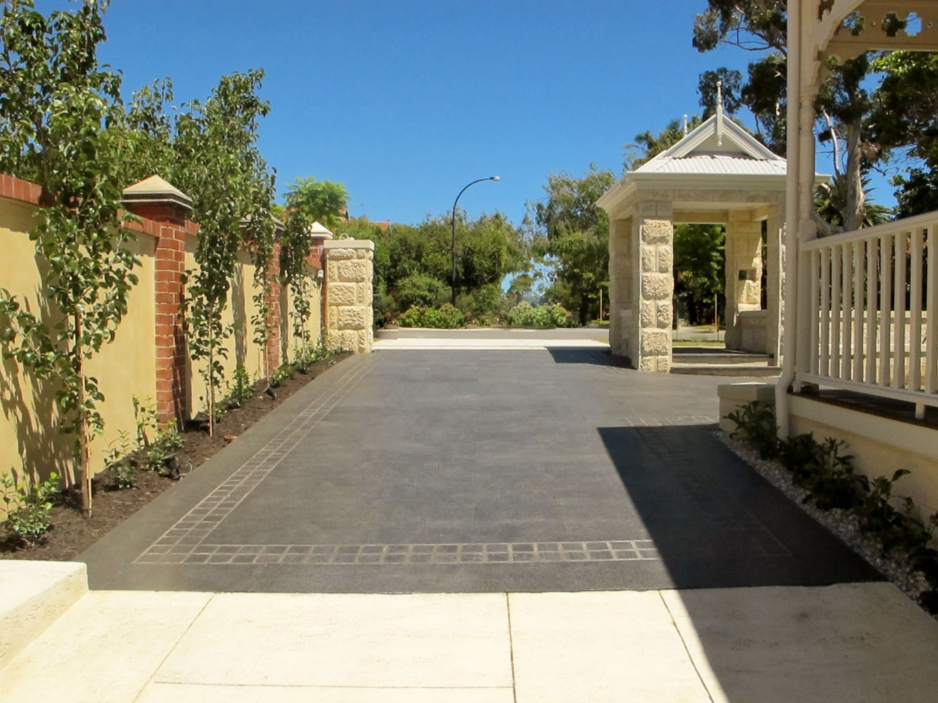 Charcoal Granite Paving & Cobblestones